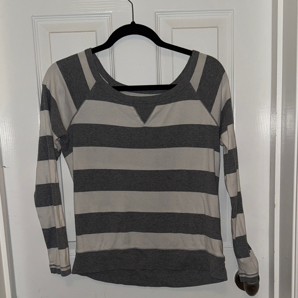 GAP Long Sleeve Top in Gray and White Stripes